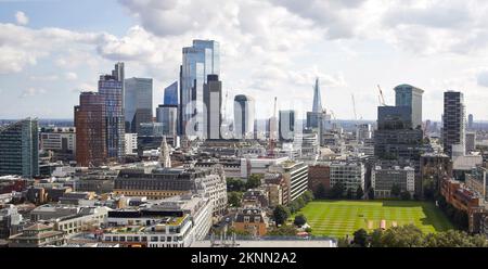 Vista aerea con un posto Crown nel suo contesto. One Crown Place, Londra, Regno Unito. Architetto: Kohn Pedersen Fox Associates (KPF), 2022. Foto Stock