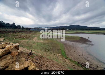 campo climatico,sequía,calentamiento global,embalse de charco redondo,puente,falta de agua,pantano Foto Stock