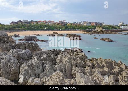 Santander, Spagna - 31 Ott, 2022: Formazioni rocciose sulla costa della Penisola di Magdalena e Playa del Camello, Santander, Cantabria Foto Stock