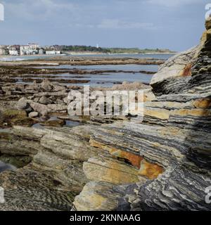 Santander, Spagna - 31 Ott, 2022: Formazioni rocciose sulla costa della Penisola di Magdalena e Playa del Camello, Santander, Cantabria Foto Stock