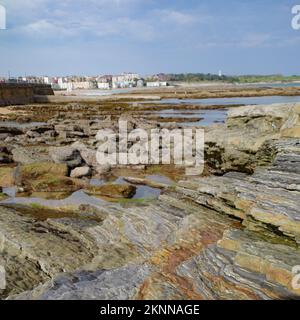 Santander, Spagna - 31 Ott, 2022: Formazioni rocciose sulla costa della Penisola di Magdalena e Playa del Camello, Santander, Cantabria Foto Stock