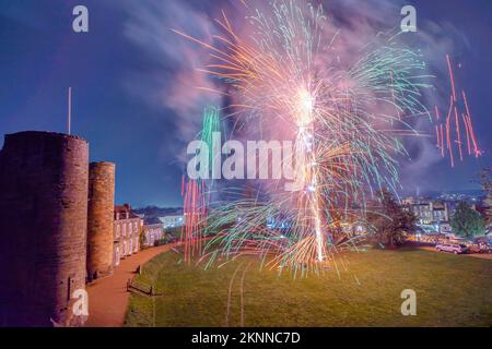Tonbridge, Kent, Inghilterra. 26 novembre 2022. Il castello medievale di Tonbridge del 13th ° secolo visto dalla Motte, illuminato da un finale di fuochi d'artificio dopo l'accensione delle luci di Natale in questa città mercato nel Kent. ©Sarah Mott / Alamy Live News. Foto Stock