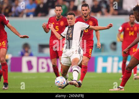 Al Khor, Qatar. 27th Nov 2022. Jamal Musiala di Germania passa la palla durante la partita di Coppa del mondo FIFA Qatar 2022 Group e tra Spagna e Germania allo Stadio al Bayt di al Khor, Qatar, il 27 novembre 2022. Foto di Peter Dovgan. Solo per uso editoriale, licenza richiesta per uso commerciale. Non è utilizzabile nelle scommesse, nei giochi o nelle pubblicazioni di un singolo club/campionato/giocatore. Credit: UK Sports Pics Ltd/Alamy Live News Foto Stock