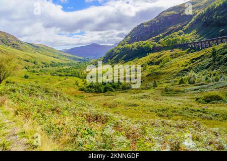 Vista del paesaggio di Glen Ogle e del viadotto (vecchio ponte ferroviario), a Loch Lomond e al Trossachs National Park, Scozia, Regno Unito Foto Stock