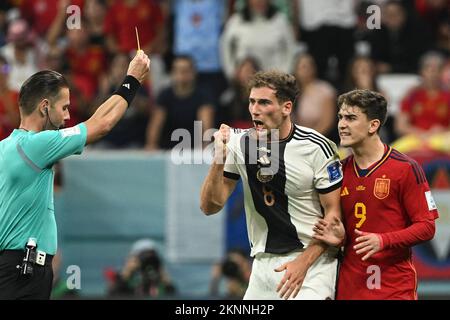 Al Khor, Qatar. 27th Nov 2022. L'arbitro Danny Makkelie (L) mostra una carta gialla alla tedesca Leon Goretzka (C) durante la partita del Gruppo e tra Spagna e Germania alla Coppa del mondo FIFA 2022 allo Stadio al Bayt di al Khor, Qatar, 27 novembre 2022. Credit: Li GA/Xinhua/Alamy Live News Foto Stock