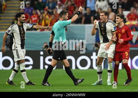 Al Khor, Qatar. 27th Nov 2022. L'arbitro Danny Makkelie (2nd L) mostra una carta gialla alla tedesca Leon Goretzka (2nd R) durante la partita di Gruppo e tra Spagna e Germania alla Coppa del mondo FIFA 2022 allo Stadio al Bayt di al Khor, Qatar, 27 novembre 2022. Credit: Li GA/Xinhua/Alamy Live News Foto Stock