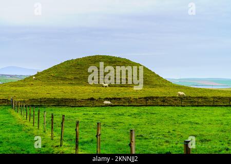 Vista del Maeshowe, il cairno neolitico e la tomba di passaggio, Orcadi di Mainland, Scozia, Regno Unito Foto Stock