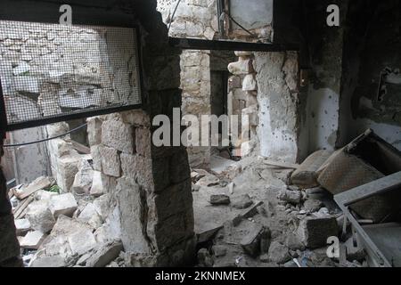 Nablus, Palestina. 27th Nov 2022. Una vista del rifugio in cui i palestinesi armati del gruppo Lions Den si sono nascosti nella vecchia città di Nablus, in Cisgiordania. Le forze armate israeliane l'hanno distrutta e hanno assassinato i militari palestinesi che erano al riparo durante la loro operazione contro questi gruppi. (Foto di Nasser Ishtayeh/SOPA Images/Sipa USA) Credit: Sipa USA/Alamy Live News Foto Stock