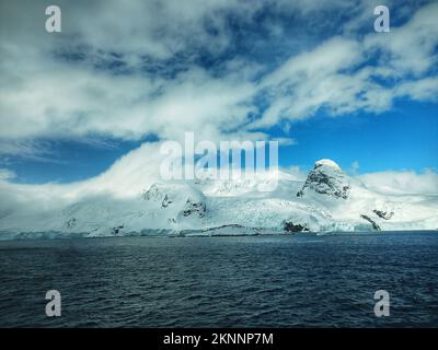 baia di cierva,antartide,antartide,penisola antartica,montagne innevate in antartide,continente antartico,continente antartico,crociera di spedizione antartica Foto Stock