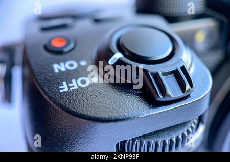 Primo piano della leva dell'otturatore della fotocamera, dei pulsanti di selezione della sensibilità iso, del menu rapido e della modalità di registrazione video Foto Stock