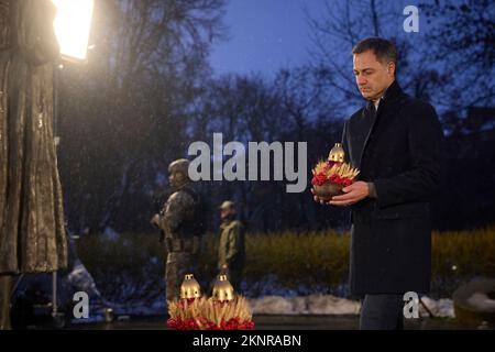 In occasione del 90th° anniversario dell'Holodomor del 1932-1933, Il Presidente dell'Ucraina Volodymyr Zelensky e la First Lady Olena Zelenska insieme al primo Ministro del Regno del Belgio Alexander De Croo e al primo Ministro della Repubblica di Lituania Ingrida Šimonytė hanno partecipato ad una cerimonia per commemorare le vittime della carestia in Ucraina. Foto Stock