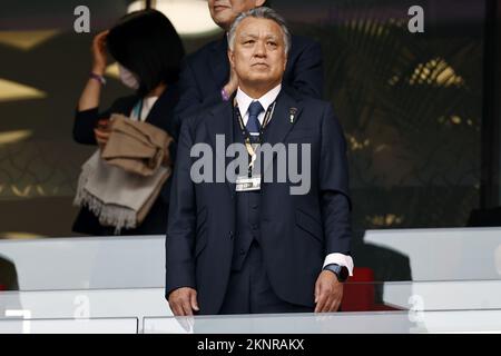 Al Khor, Qatar. 27th Nov 2022. KOZO Tashima, presidente dell'associazione di calcio GIAPPONESE AL-RAYYAN, durante la partita di Coppa del mondo FIFA Qatar 2022 del gruppo e tra Giappone e Costa Rica allo stadio Ahmad Bin Ali il 27 novembre 2022 ad al-Rayyan, Qatar. AP | Dutch Height | MAURICE OF STONE Credit: ANP/Alamy Live News Foto Stock