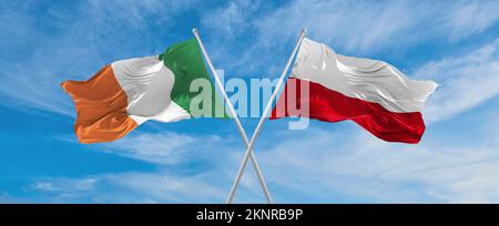 Due bandiere incrociate polonia e Irlanda ondeggiavano nel vento a cielo nuvoloso. Concetto di rapporto, dialogo, viaggiare tra due paesi. illustrazione 3d Foto Stock