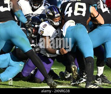 Jacksonville, Stati Uniti. 27th Nov 2022. Ravens Quarterback Lamar Jackson è fermato alla linea di meta nel terzo trimestre, mentre i Ravens prendono le Jaguar presso il TIAA Bank Field di Jacksonville, Florida, domenica 26 novembre 2022. I Jaguar più underdog hanno sconfitto i Ravens 28-27. Foto di Joe Marino/UPI. Credit: UPI/Alamy Live News Foto Stock