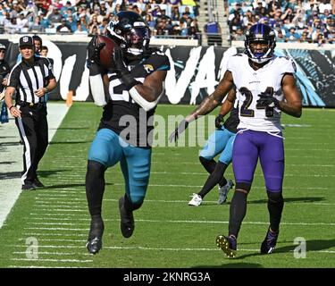 Jacksonville, Stati Uniti. 27th Nov 2022. Jaguars Running Back JaMycal Hasty fa un ricevimento per un touchdown nel secondo trimestre, mentre i Ravens prendono il Jaguar presso il TIAA Bank Field di Jacksonville, Florida, domenica 26 novembre 2022. I Jaguar più underdog hanno sconfitto i Ravens 28-27. Foto di Joe Marino/UPI. Credit: UPI/Alamy Live News Foto Stock