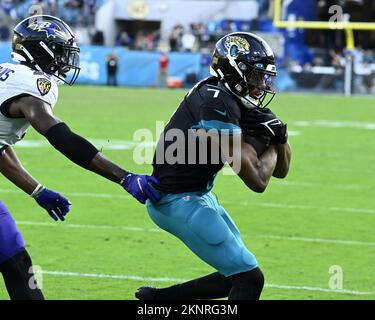 Jacksonville, Stati Uniti. 27th Nov 2022. Il destinatario Jaguar Zay Jones si occupa di due punti di accoglienza nel quarto trimestre mentre i Ravens si accaniscono ai Jaguar presso il TIAA Bank Field di Jacksonville, Florida, domenica 26 novembre 2022. I Jaguar più underdog hanno sconfitto i Ravens 28-27. Foto di Joe Marino/UPI. Credit: UPI/Alamy Live News Foto Stock