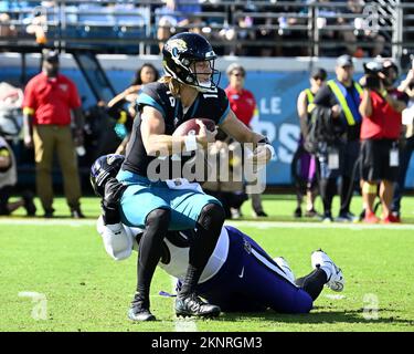 Jacksonville, Stati Uniti. 27th Nov 2022. Il Jaguars Quarterback Trevor Lawrence viene saccheggiato nel primo trimestre mentre i Ravens si accoppino ai Jaguars presso il TIAA Bank Field di Jacksonville, Florida, domenica 26 novembre 2022. I Jaguar più underdog hanno sconfitto i Ravens 28-27. Foto di Joe Marino/UPI. Credit: UPI/Alamy Live News Foto Stock