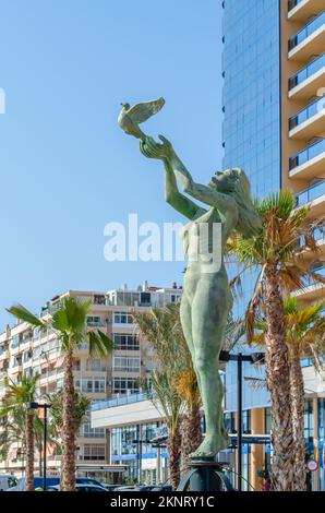 FUENGIROLA, SPAGNA - 13 OTTOBRE 2021: 'Monumento al turista' (Monumento al turista) situato sul lungomare di Fuengirola, scultura realizzata a bron Foto Stock