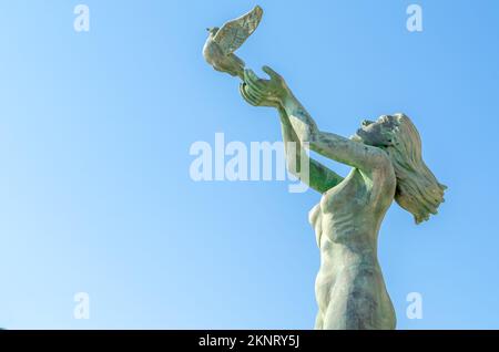 FUENGIROLA, SPAGNA - 13 OTTOBRE 2021: 'Monumento al turista' (Monumento al turista) situato sul lungomare di Fuengirola, scultura realizzata a bron Foto Stock