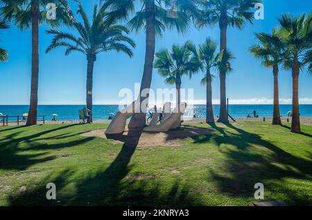 FUENGIROLA, SPAGNA - 8 OTTOBRE 2021: Scultura 'mano aperta', opera dell'artista Rosario Garcia, sul lungomare della città di Fuengirola, Foto Stock