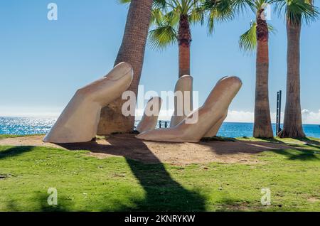 FUENGIROLA, SPAGNA - 8 OTTOBRE 2021: Scultura 'mano aperta', opera dell'artista Rosario Garcia, sul lungomare della città di Fuengirola, Foto Stock