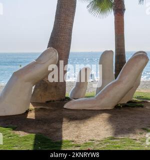 FUENGIROLA, SPAGNA - 13 OTTOBRE 2021: Scultura 'mano aperta', opera dell'artista Rosario Garcia, sul lungomare della città di Fuengirola Foto Stock