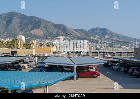 FUENGIROLA, SPAGNA - 10 OTTOBRE 2021: Parcheggio nel porto di Fuengirola, Andalusia, Spagna meridionale Foto Stock