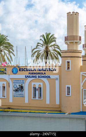 FUENGIROLA, SPAGNA - 10 OTTOBRE 2021: Edificio nella zona portuale di Fuengirola, Andalusia, Spagna meridionale Foto Stock