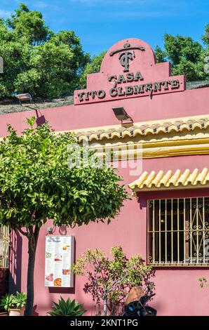 FUENGIROLA, SPAGNA - 10 OTTOBRE 2021: Facciata di un ristorante a Fuengirola, Andalusia, Spagna meridionale Foto Stock