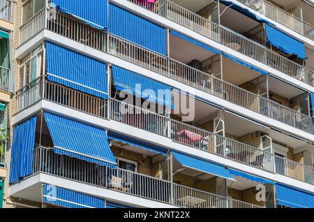 FUENGIROLA, SPAGNA - 10 OTTOBRE 2021: Edifici con vista sulla spiaggia sul lungomare di Fuengirola, Andalusia, Spagna meridionale Foto Stock