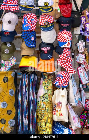 Dubrovnik, Croazia, cappelli colorati in vendita al di fuori del negozio di souvenir turistico nella città vecchia di Dubrovnik Foto Stock