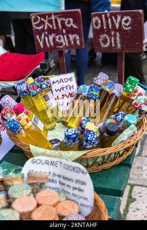 Dubrovnik, Croazia, bancarella del mercato locale che vende piccole bottiglie di olio Extra Vergine di Oliva e olio d'Oliva come souvenir per i turisti Foto Stock