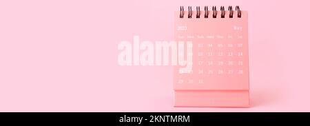 Capovolgere il calendario cartaceo su sfondo rosa con spazio per il testo Foto Stock