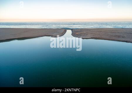 Foce del fiume Fuengirola nel mare, Andalusia, Spagna meridionale Foto Stock