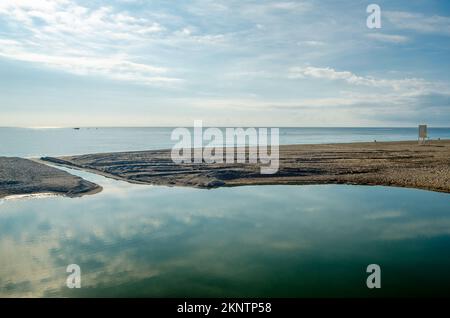 Foce del fiume Fuengirola nel mare, Andalusia, Spagna meridionale Foto Stock