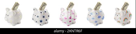 Collage di eleganti banche di porcellini con banconote in dollari su sfondo bianco Foto Stock