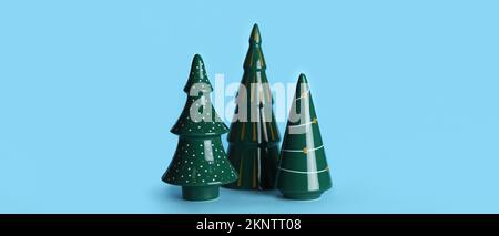Alberi di Natale in ceramica su sfondo azzurro Foto Stock