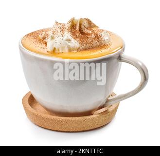 tazza di latte di zucca fatto in casa decorata con panna montata e cannella isolato su sfondo bianco Foto Stock
