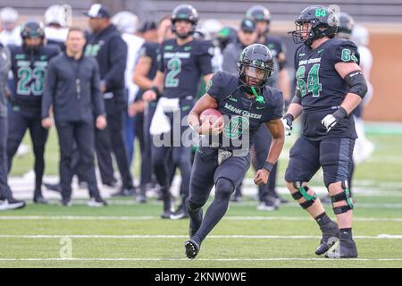 Denton, Texas, Stati Uniti. 26th Nov 2022. North Texas Mean Green running back Ikaika Ragsdale (6) corre con la palla durante la partita di football NCAA tra le Rice Owls e il North Texas Mean Green all'Apogee Stadium di Denton, Texas. Ron Lane/CSM/Alamy Live News Foto Stock