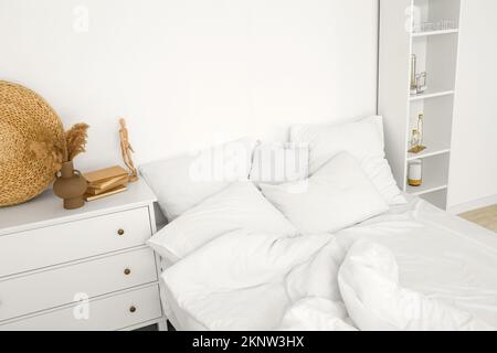 Letto con elegante biancheria in cotone in camera Foto stock - Alamy