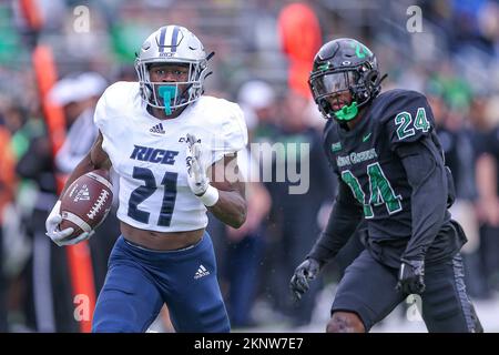 Denton, Texas, Stati Uniti. 26th Nov 2022. Rice Owls Running back Jump otoviano corre con la palla durante la partita di football NCAA tra le Rice Owls e il North Texas Mean Grea all'Apogee Stadium di Denton, Texas. Ron Lane/CSM/Alamy Live News Foto Stock