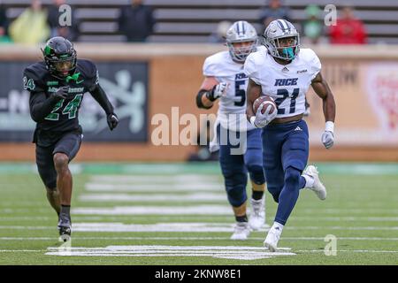 Denton, Texas, Stati Uniti. 26th Nov 2022. Rice Owls Running back Jump otoviano corre con la palla durante la partita di football NCAA tra le Rice Owls e il North Texas Mean Grea all'Apogee Stadium di Denton, Texas. Ron Lane/CSM/Alamy Live News Foto Stock