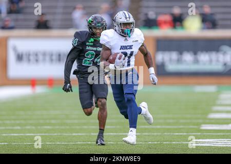 Denton, Texas, Stati Uniti. 26th Nov 2022. Rice Owls Running back Jump otoviano corre con la palla durante la partita di football NCAA tra le Rice Owls e il North Texas Mean Grea all'Apogee Stadium di Denton, Texas. Ron Lane/CSM/Alamy Live News Foto Stock