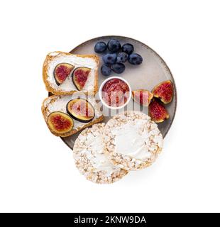 Piatto di gustose bruschette, crocchette, formaggio spalmabile e frutta su sfondo bianco Foto Stock