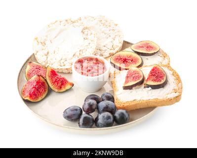 Piatto di gustose bruschette, crocchette, formaggio spalmabile e frutta su sfondo bianco Foto Stock