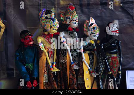 Wayang golek è uno dei beni culturali dell'Indonesia che si trova nell'area Sundanese di West Java.Costume Foto Stock