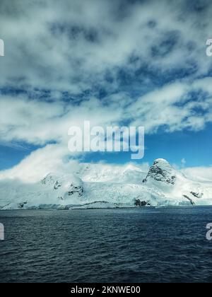 baia di cierva,antartide,antartide,penisola antartica,montagne innevate in antartide,continente antartico,continente antartico,crociera di spedizione antartica Foto Stock