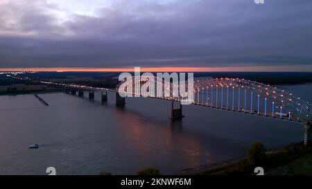 Ponte Hernando do Soto a Memphis tra Arkansas e Tennessee - vista aerea Foto Stock