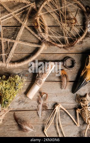 Attributi magici su tavola di legno Foto Stock