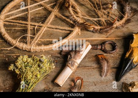 Attributi magici su tavola di legno Foto Stock